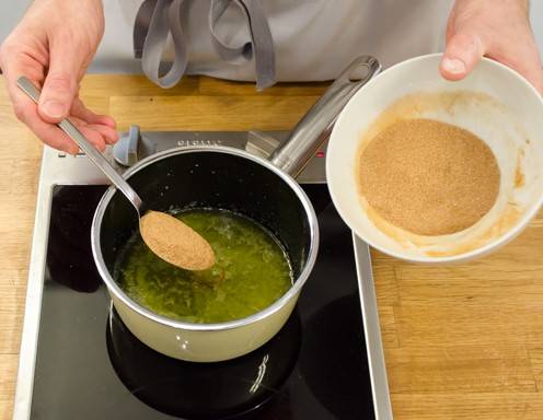 Schritt 2: Für die Füllung die Butter schmelzen und Zimt sowie Zucker einrühren