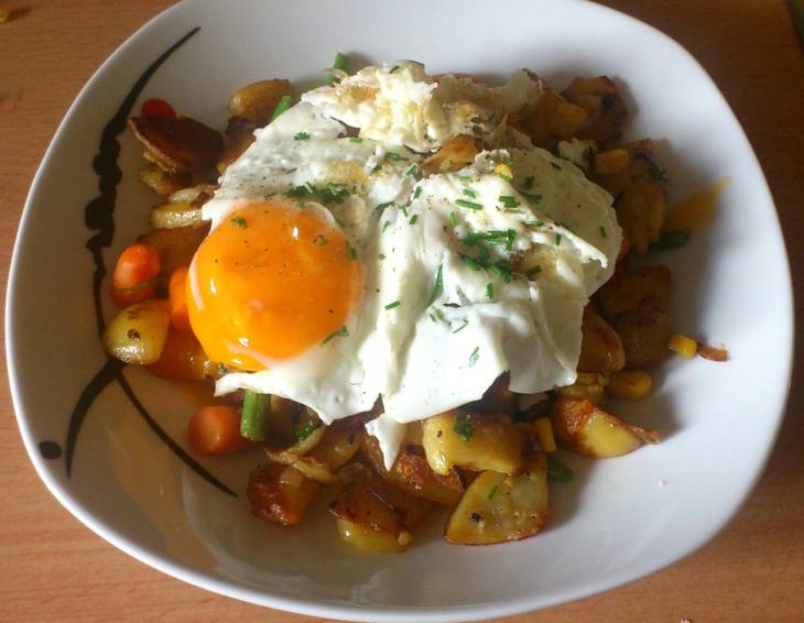 Kartoffel-Gemüse-Gröstl mit Spiegelei Kartoffel-Gemüse-Gröstl mit Spiegelei