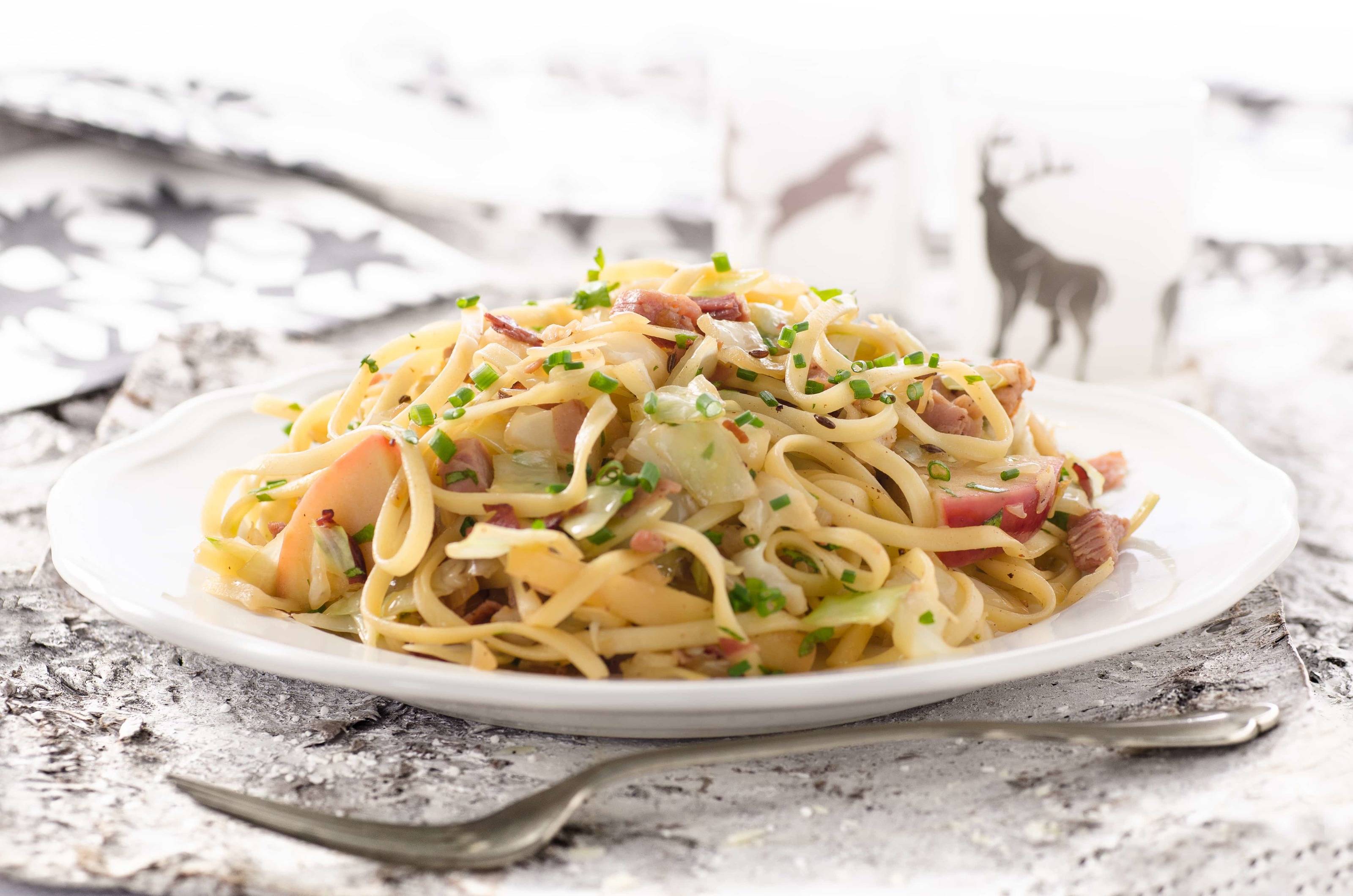 Winterliches Nudelgröstl mit Kraut und Speck