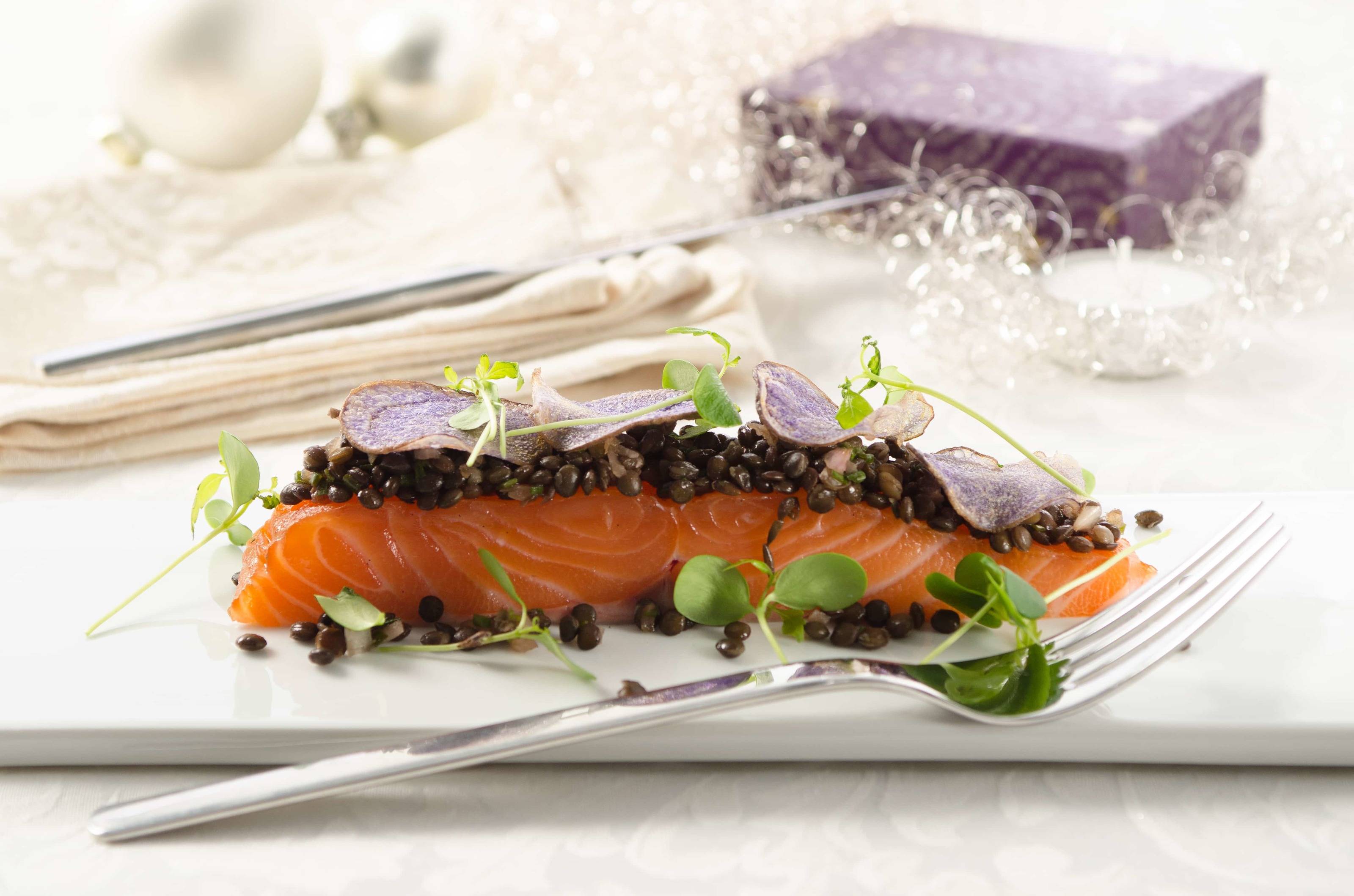 Lachs mit Haselnuss-Vanilleöl Linsensalat und Erdäpfel-Knusper