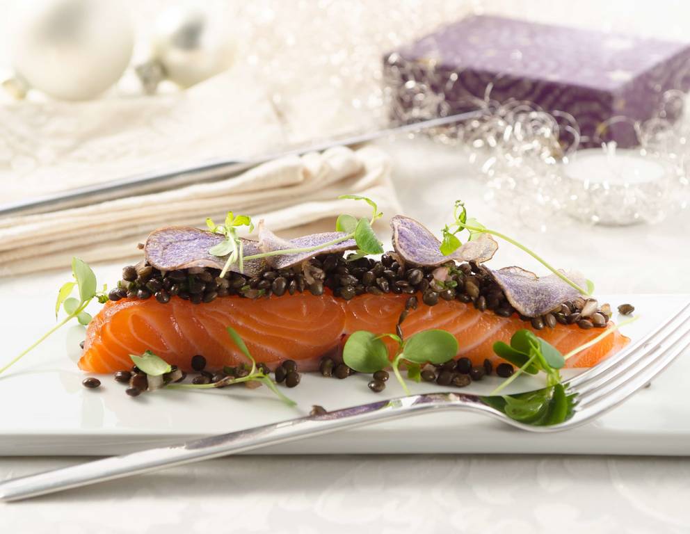 Gebeizter Lachs mit Linsensalat und Erdäpfel-Knusper Gebeizter Lachs mit Linsensalat und Erdäpfel-Knusper
