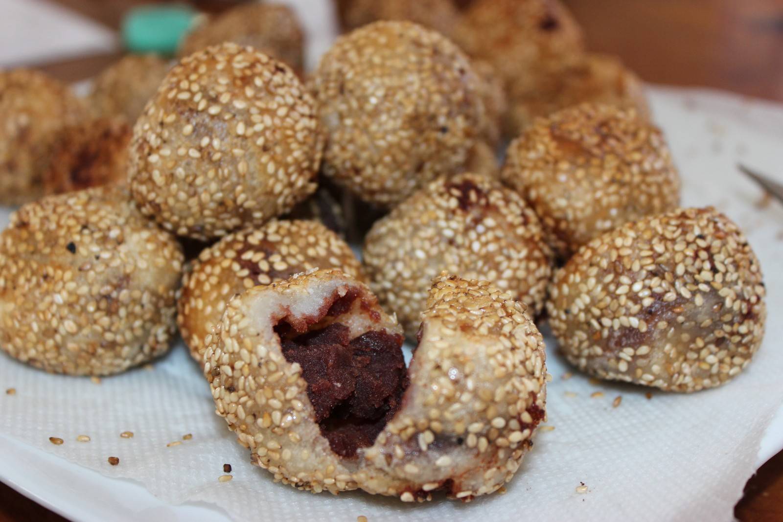 Sesambällchen mit süßer Bohnenfüllung