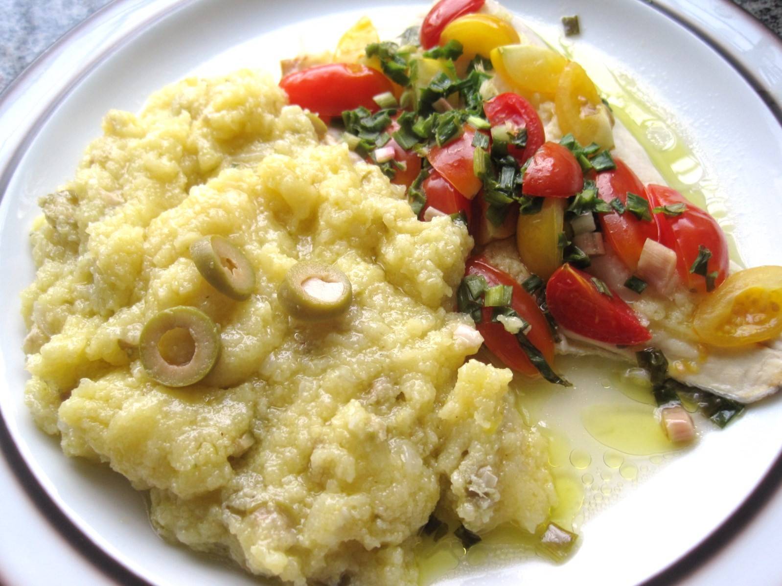 Fisch in der Folie mit Oliven-Polenta