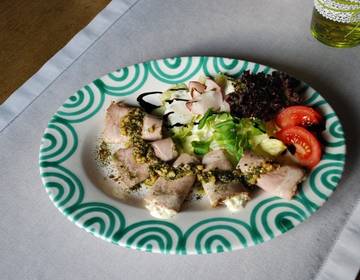 Schweinsbratenröllchen mit Honig-Nuß-Dressing Schweinsbratenröllchen mit Honig-Nuß-Dressing