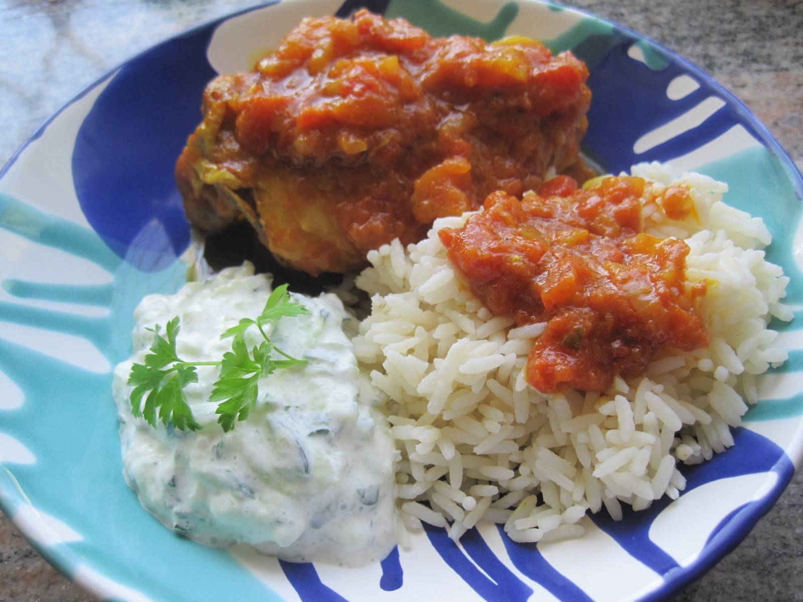 Hühnercurry mit Gurkensalat und Reis