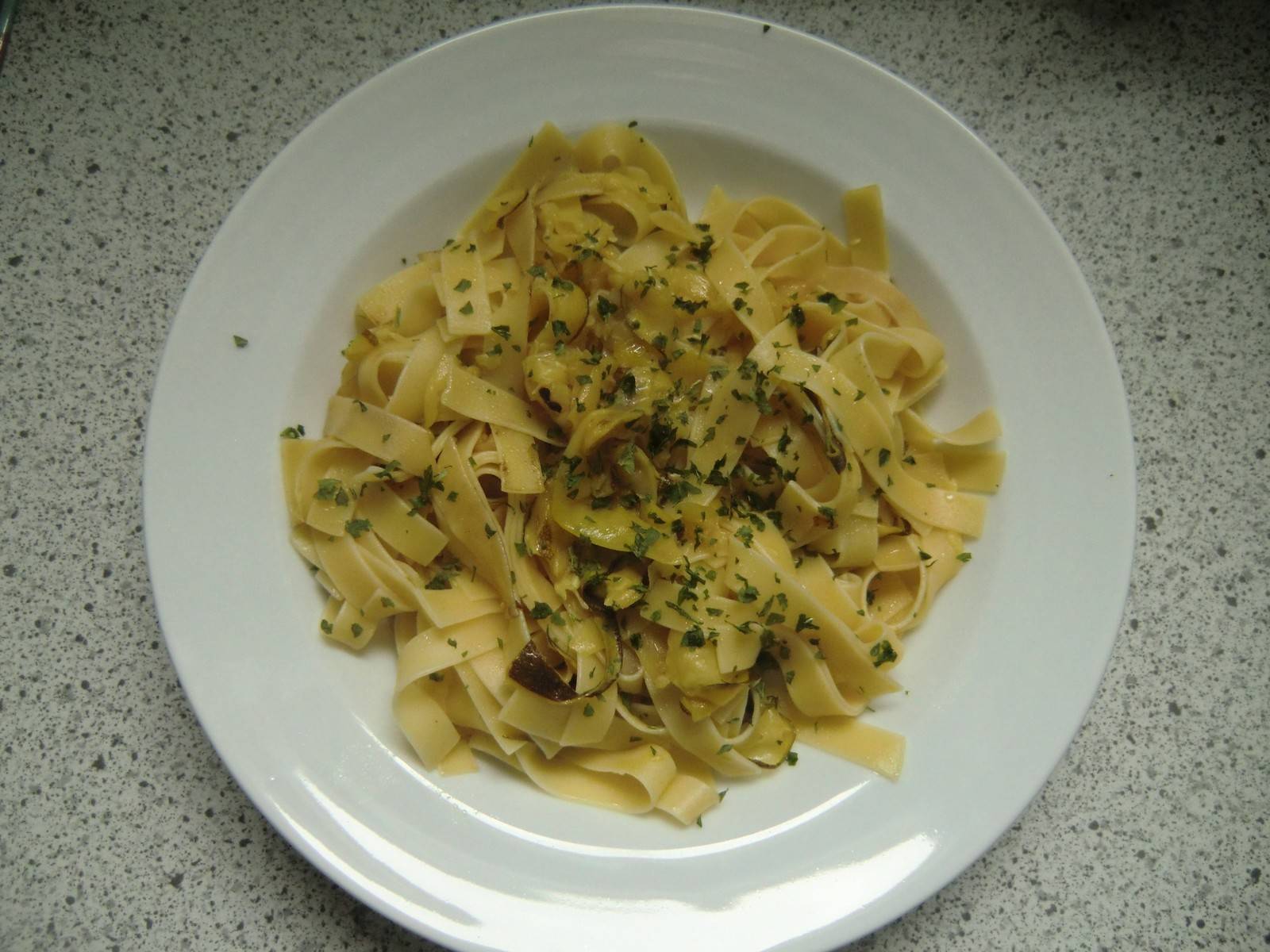 Bandnudeln mit Zucchinistreifen
