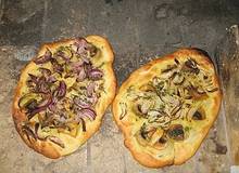 Focaccia mit Pilzen, Lauch und Zwiebel