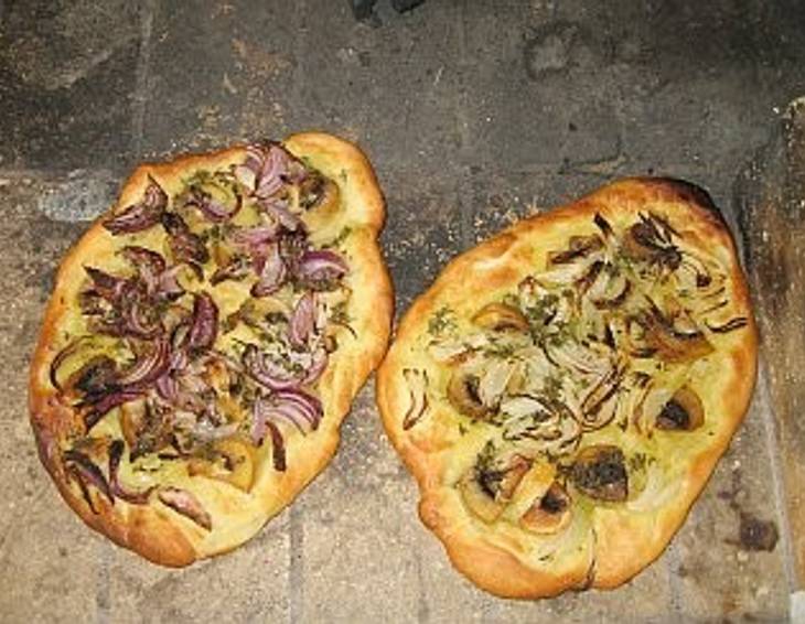 Focaccia mit Pilzen, Lauch und Zwiebel Focaccia mit Pilzen, Lauch und Zwiebel