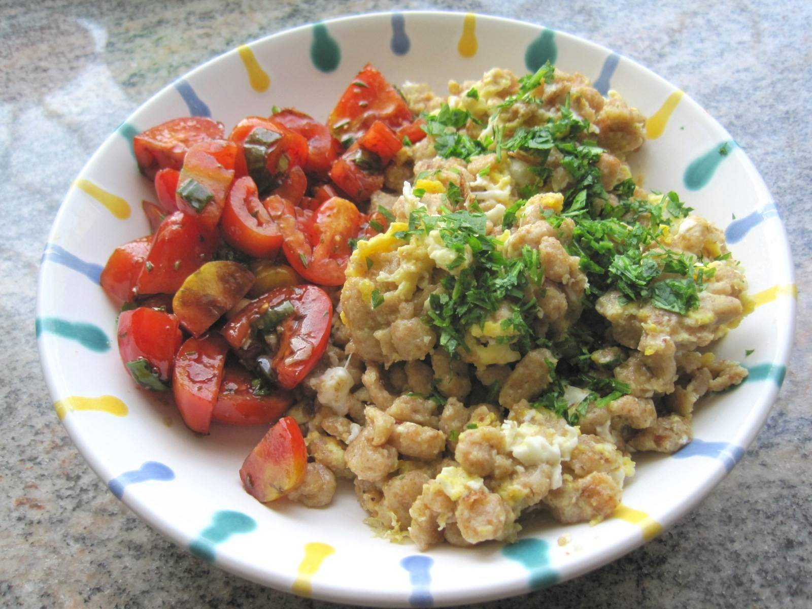 Dinkel-Vollkorn-Eiernockerl mit Paradeissalat