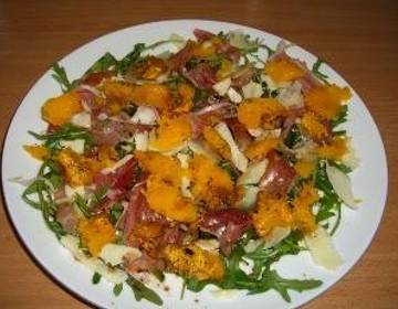 Warmer Kürbissalat mit Parmaschinken und Parmesan Warmer Kürbissalat mit Parmaschinken und Parmesan