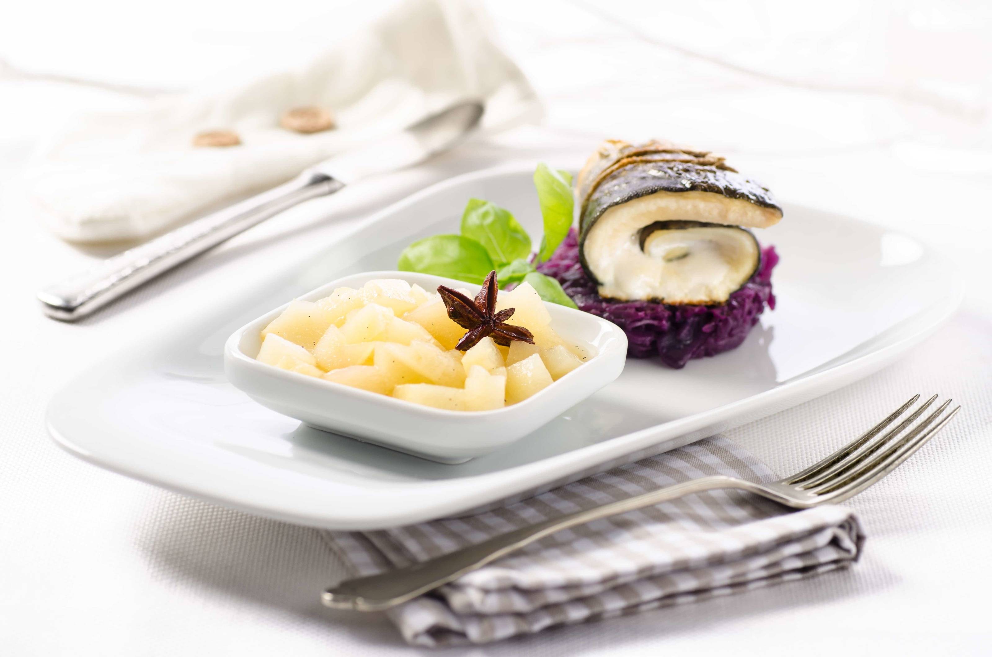 Saibllingsröllchen mit Rotkraut und Birnenkompott