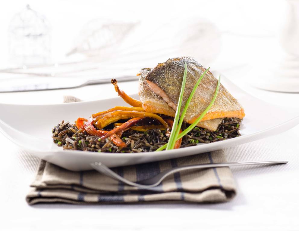 Lachsforellenfilets mit bunten Karotten vom Blech und Wildreis Lachsforellenfilets mit bunten Karotten vom Blech und Wildreis