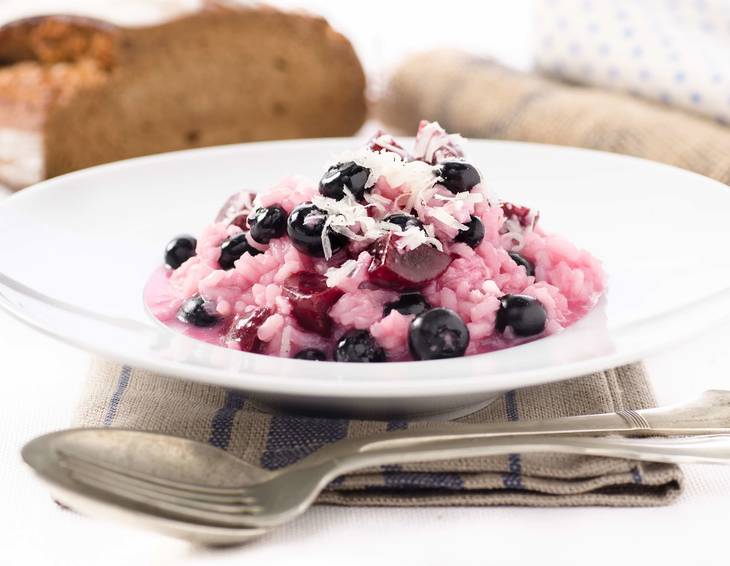 Rote-Rüben-Risotto mit Heidelbeeren