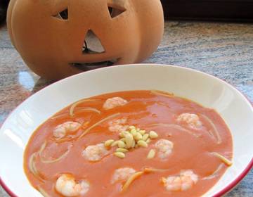 Blutsuppe mit Maden, Würmern und Ameiseneiern Blutsuppe mit Maden, Würmern und Ameiseneiern