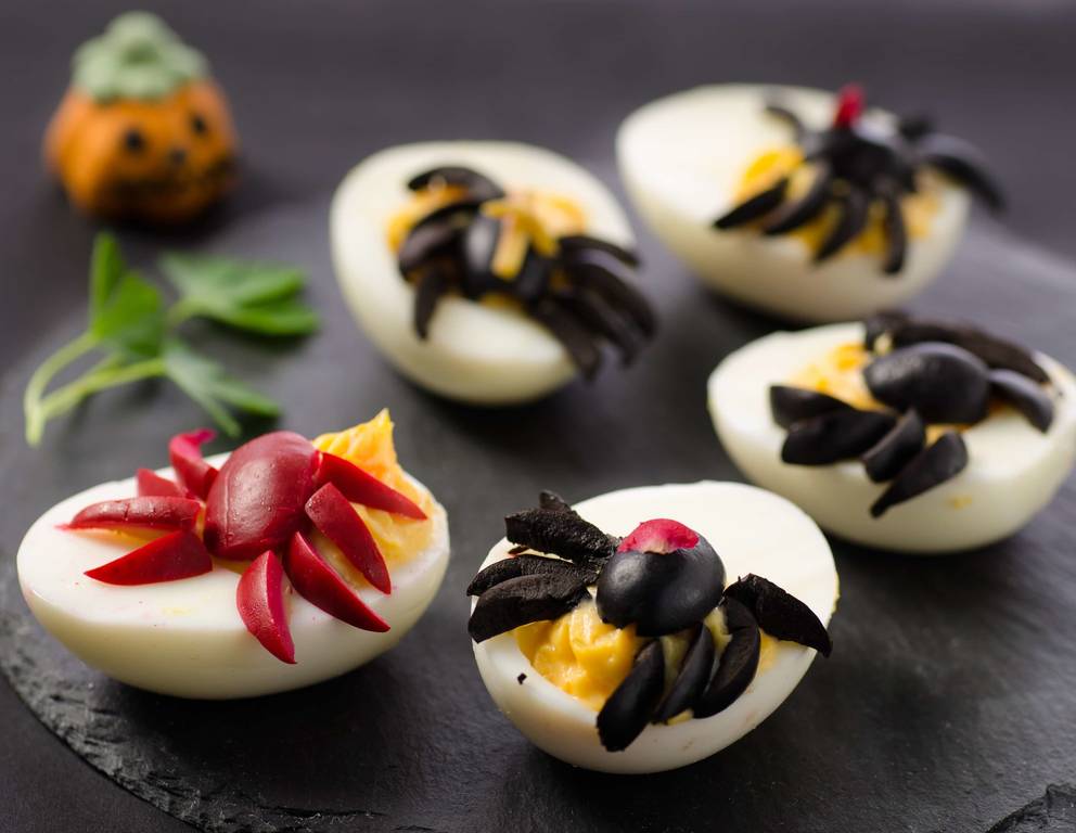 Gefüllte Eier mit Halloween-Spinne Gefüllte Eier mit Halloween-Spinne