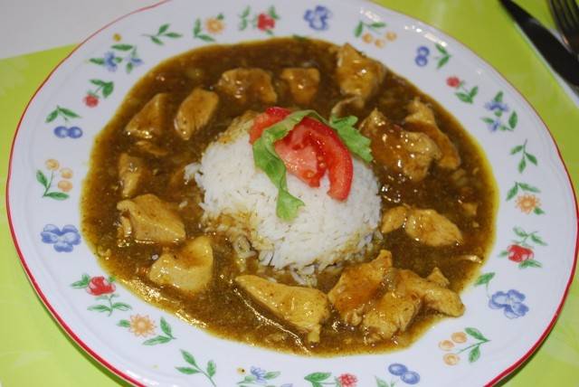 Hühnerfiletstücke in Curry-Soße