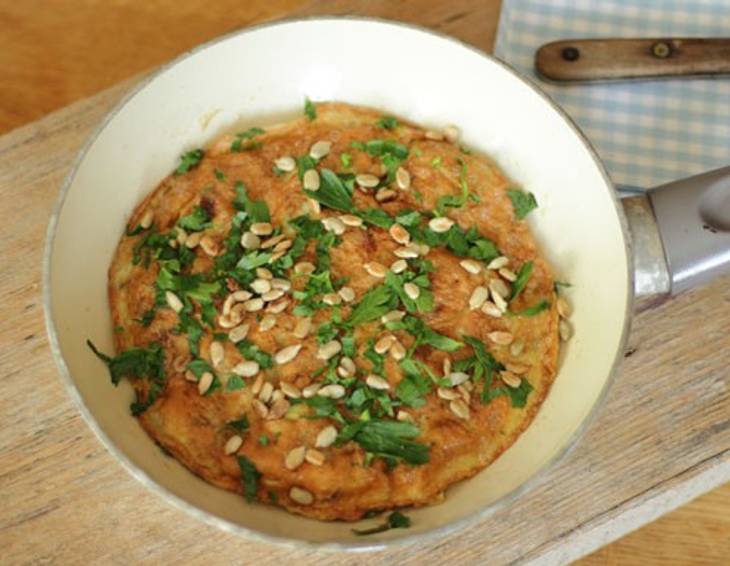 Zwiebelomelette mit Sonnenblumenkernen Zwiebelomelette mit Sonnenblumenkernen