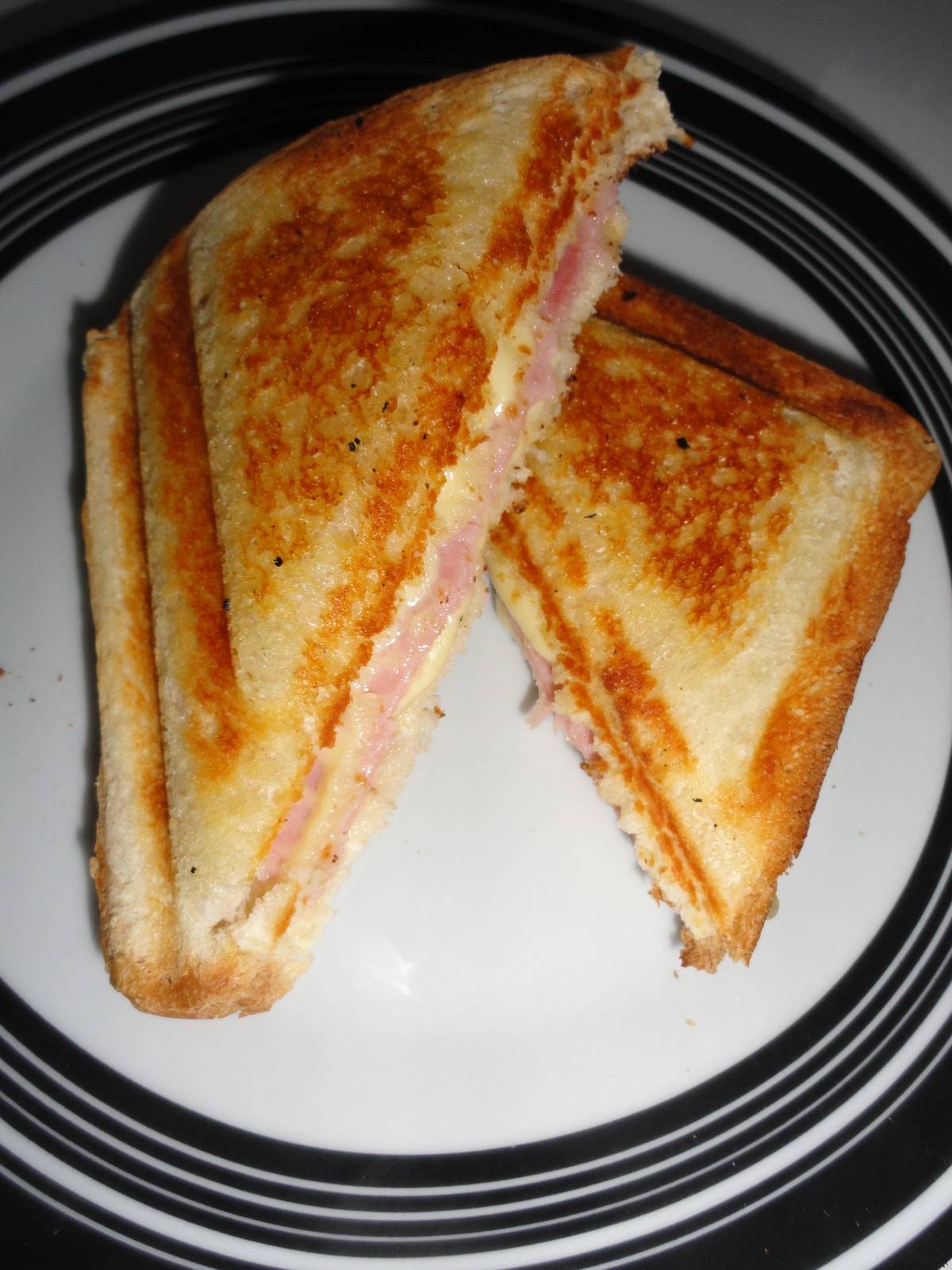 Schinken-Mozzarella-Toast