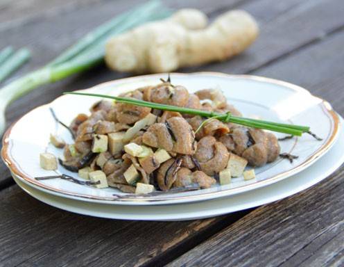 Vollkornnudel-Salat mit Tofu und Algen