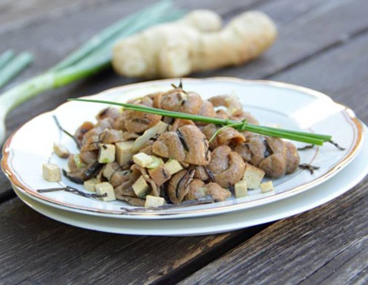 Vollkornnudel-Salat mit Tofu und Algen