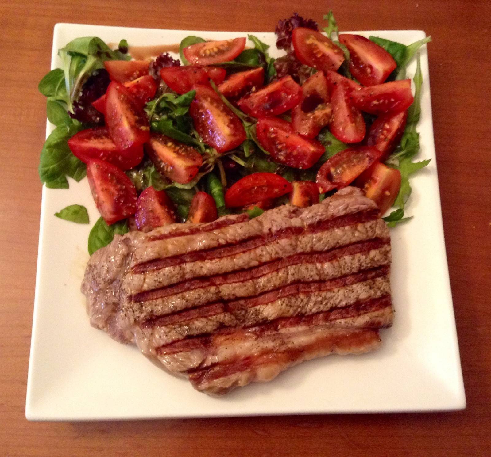 Steaks in würziger Marinade mit Tomatensalat Rezept - ichkoche.at