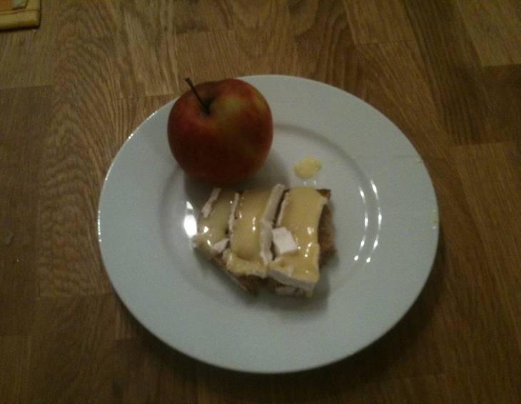 Schwarzbrot mit Apfel und Camembert