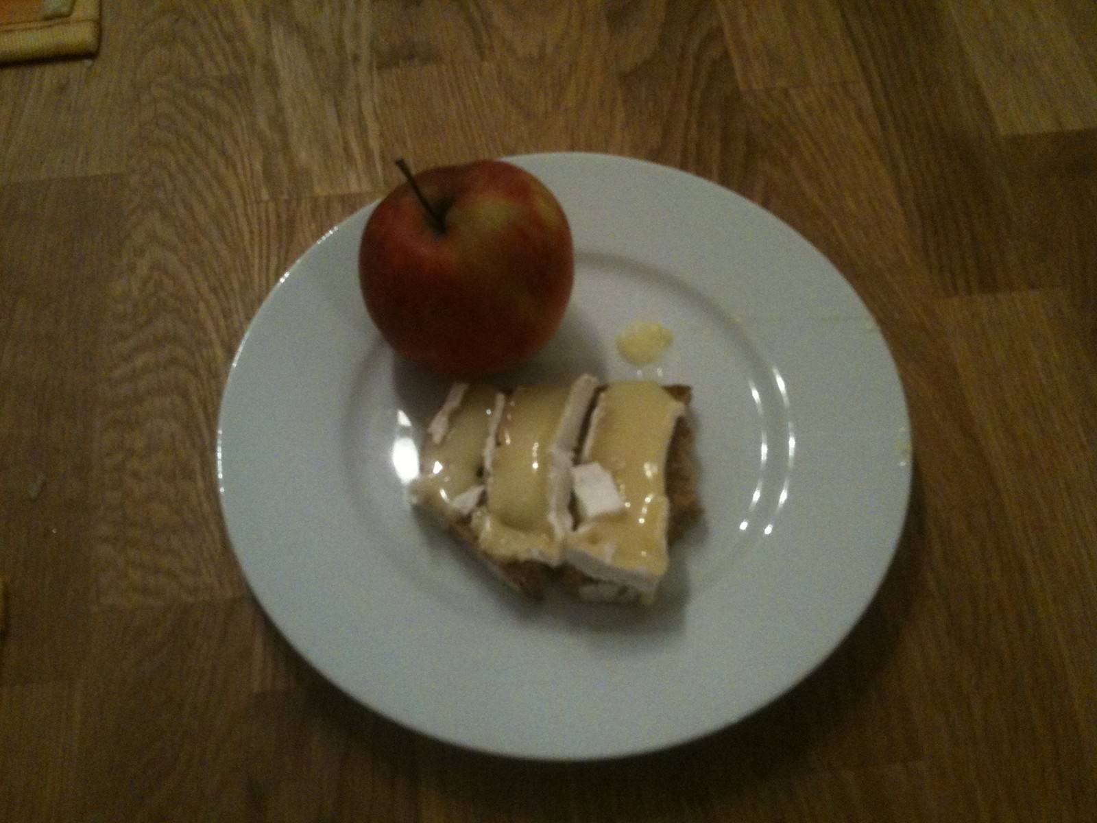 Schwarzbrot mit Apfel und Camembert Rezept - ichkoche.de Schwarzbrot mit Apfel und Camembert Rezept - ichkoche.de