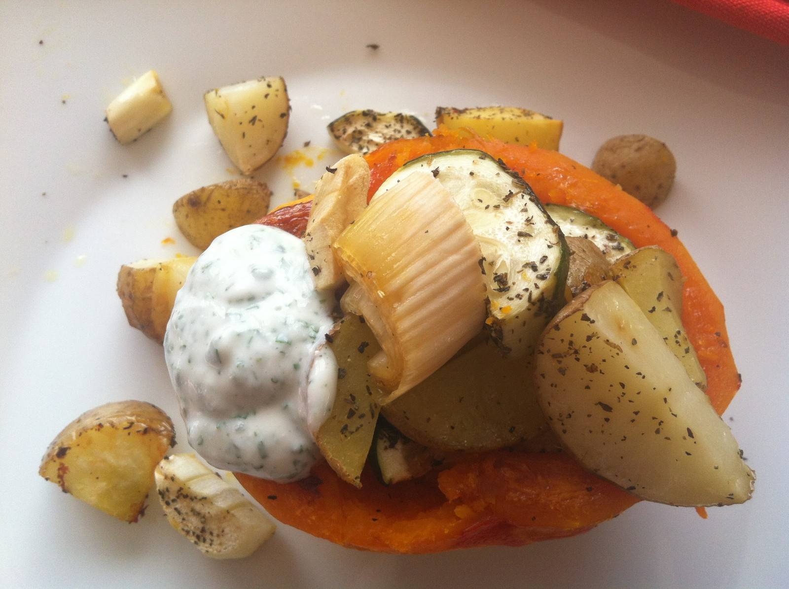 Joghurt-Pannacotta mit Minzpesto und Erdbeersauce Rezept - ichkoche.at Joghurt-Pannacotta mit Minzpesto und Erdbeersauce Rezept - ichkoche.at