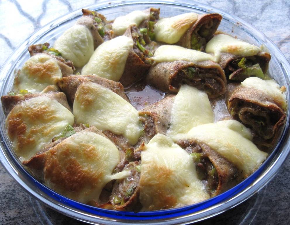 Würzig gefüllte Palatschinken mit Tomatensauce Würzig gefüllte Palatschinken mit Tomatensauce