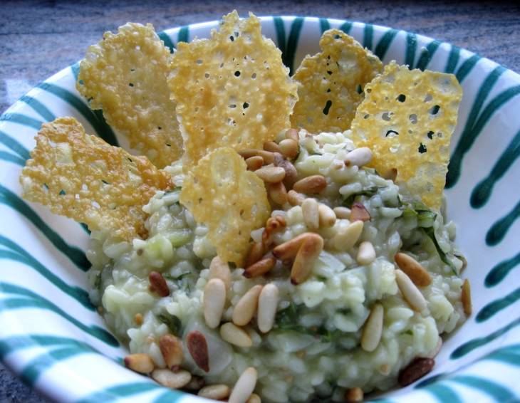 Risotto mit Pak Choi und knusprigen Parmesanchips Risotto mit Pak Choi und knusprigen Parmesanchips