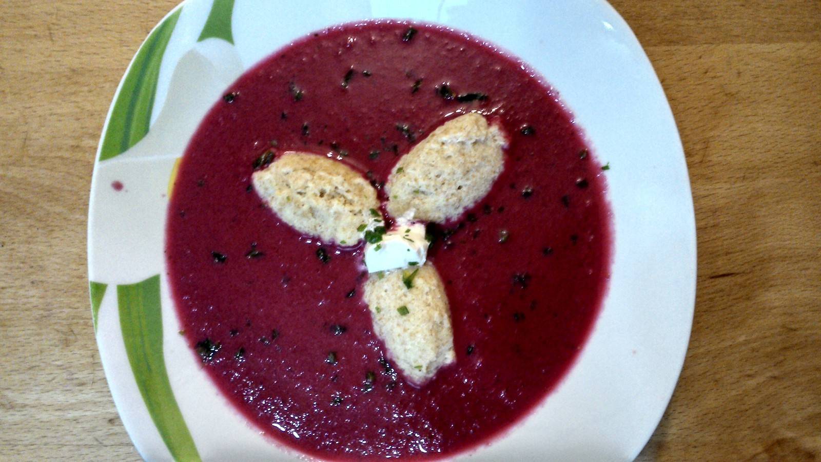 Rote Rübensuppe mit Krennockerln