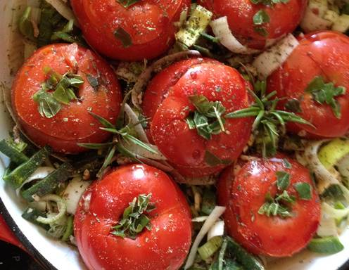 Gefüllte Tomaten auf Lauch