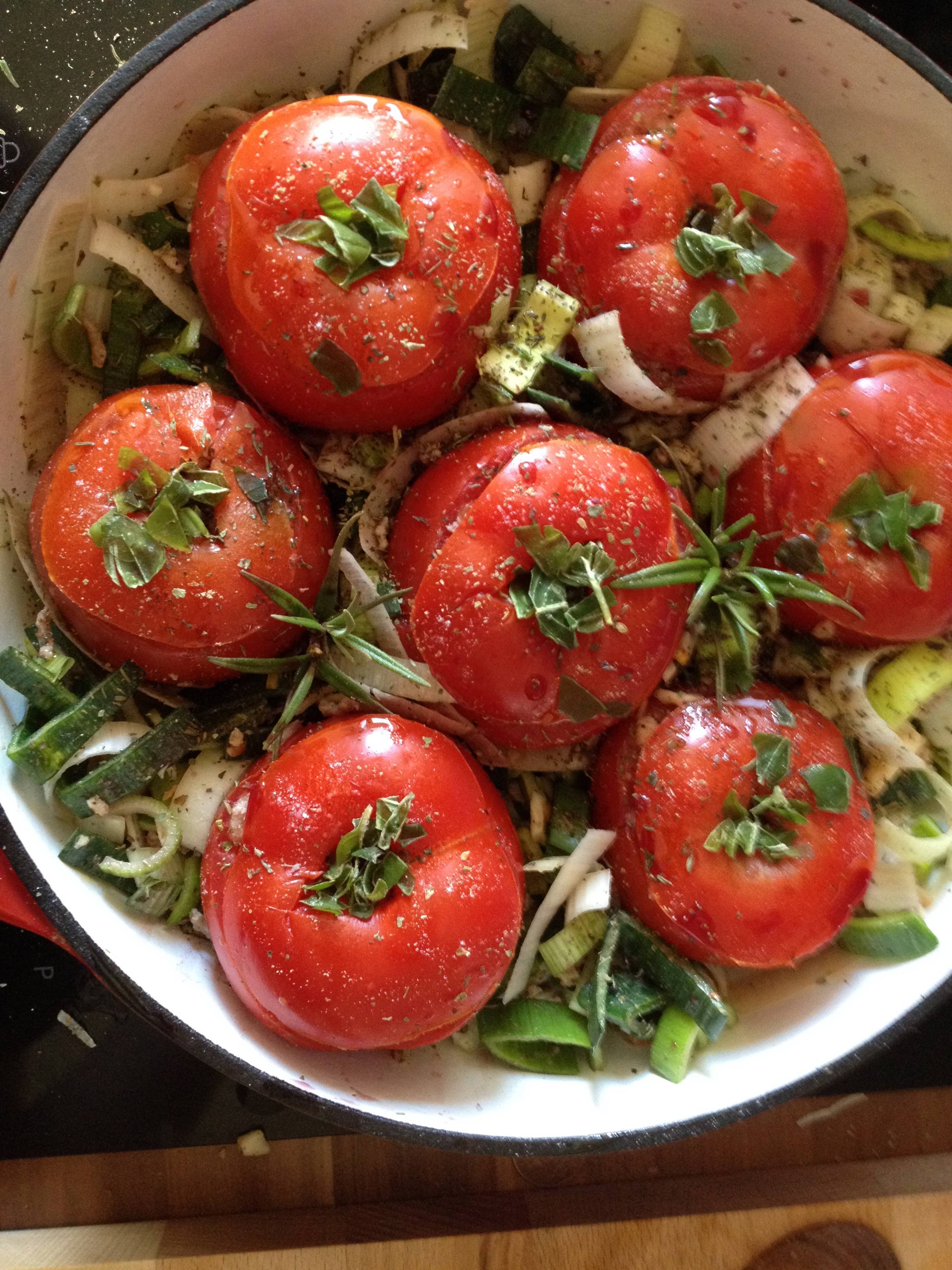 Gefüllte Tomaten auf Lauch Rezept - ichkoche.ch Gefüllte Tomaten auf Lauch Rezept - ichkoche.ch