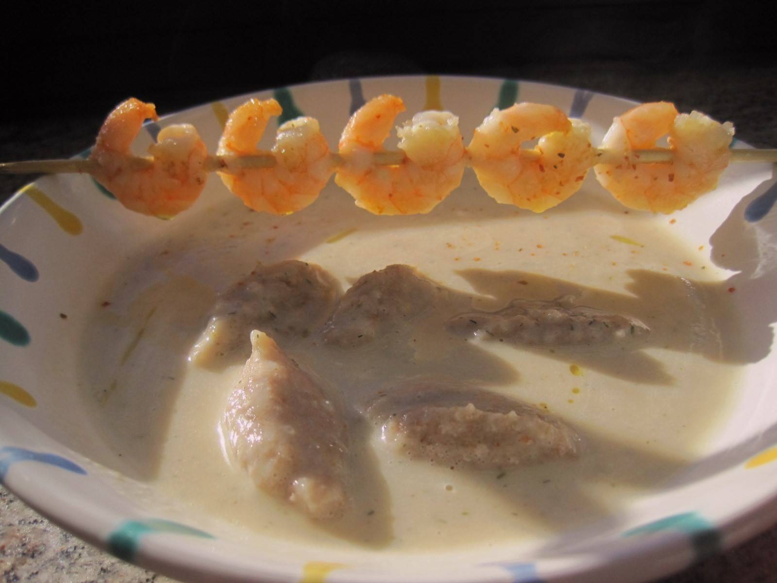 Räucherlachssuppe mit Krennockerl und Garnelenspieß