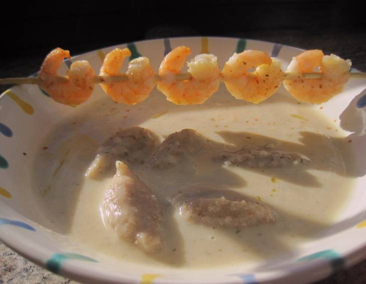 Räucherlachssuppe mit Krennockerl und Garnelenspieß