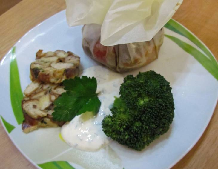 Hähnchen im Päckchen mit Laugen-Serviettenknödel Hähnchen im Päckchen mit Laugen-Serviettenknödel