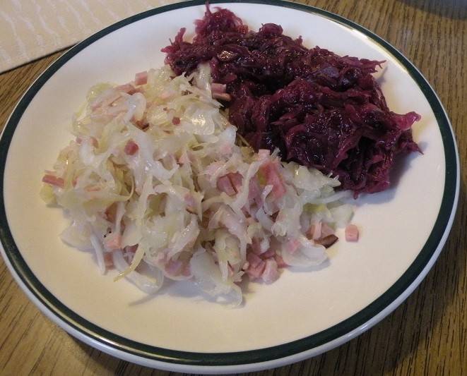 Zweifarbiger warmer Krautsalat