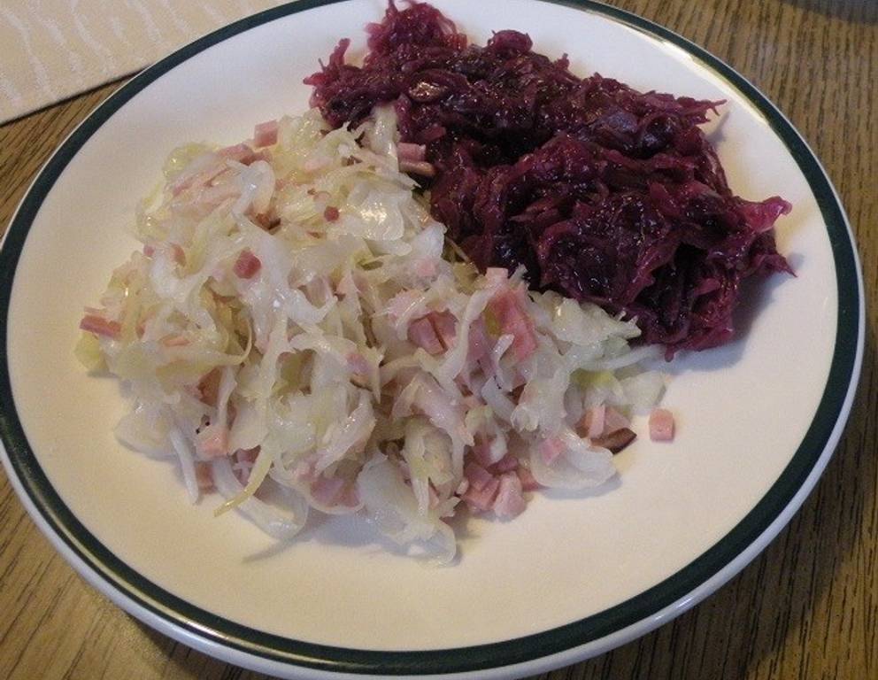 Zweifarbiger warmer Krautsalat Zweifarbiger warmer Krautsalat