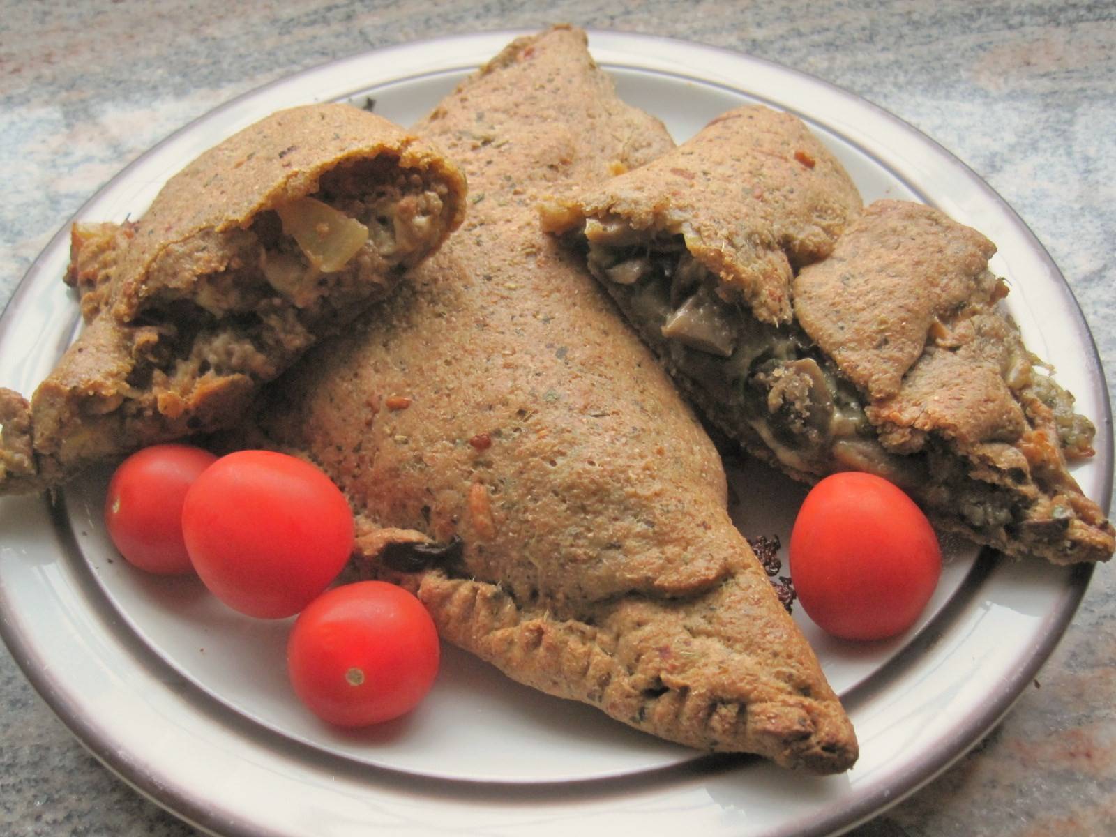 Pizzataschen mit zweierlei Fülle