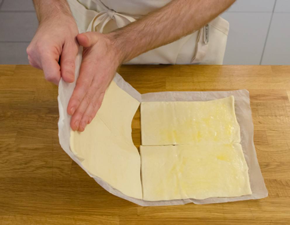 Schritt 4: Je zwei Viertel übereinanderlegen. Schritt 4: Je zwei Viertel übereinanderlegen.