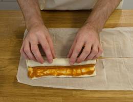 Schritt 7: Die Teigstücke der Länge nach einrollen. Schritt 7: Die Teigstücke der Länge nach einrollen.