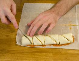 Schritt 8: Dreiecke schneiden. Immer ein schräger, gefolgt von einem geraden Schnitt. Schritt 8: Dreiecke schneiden. Immer ein schräger, gefolgt von einem geraden Schnitt.