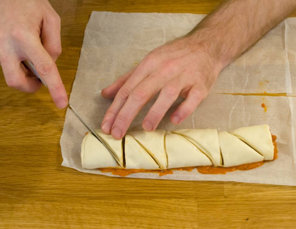 Schritt 8: Dreiecke schneiden. Immer ein schräger, gefolgt von einem geraden Schnitt. Schritt 8: Dreiecke schneiden. Immer ein schräger, gefolgt von einem geraden Schnitt.