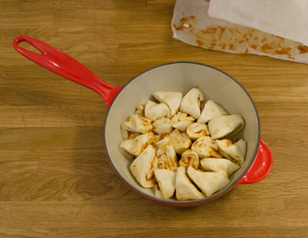 Schritt 9: Die Pizzateile in eine ofenfeste Pfanne schlichten. Schritt 9: Die Pizzateile in eine ofenfeste Pfanne schlichten.