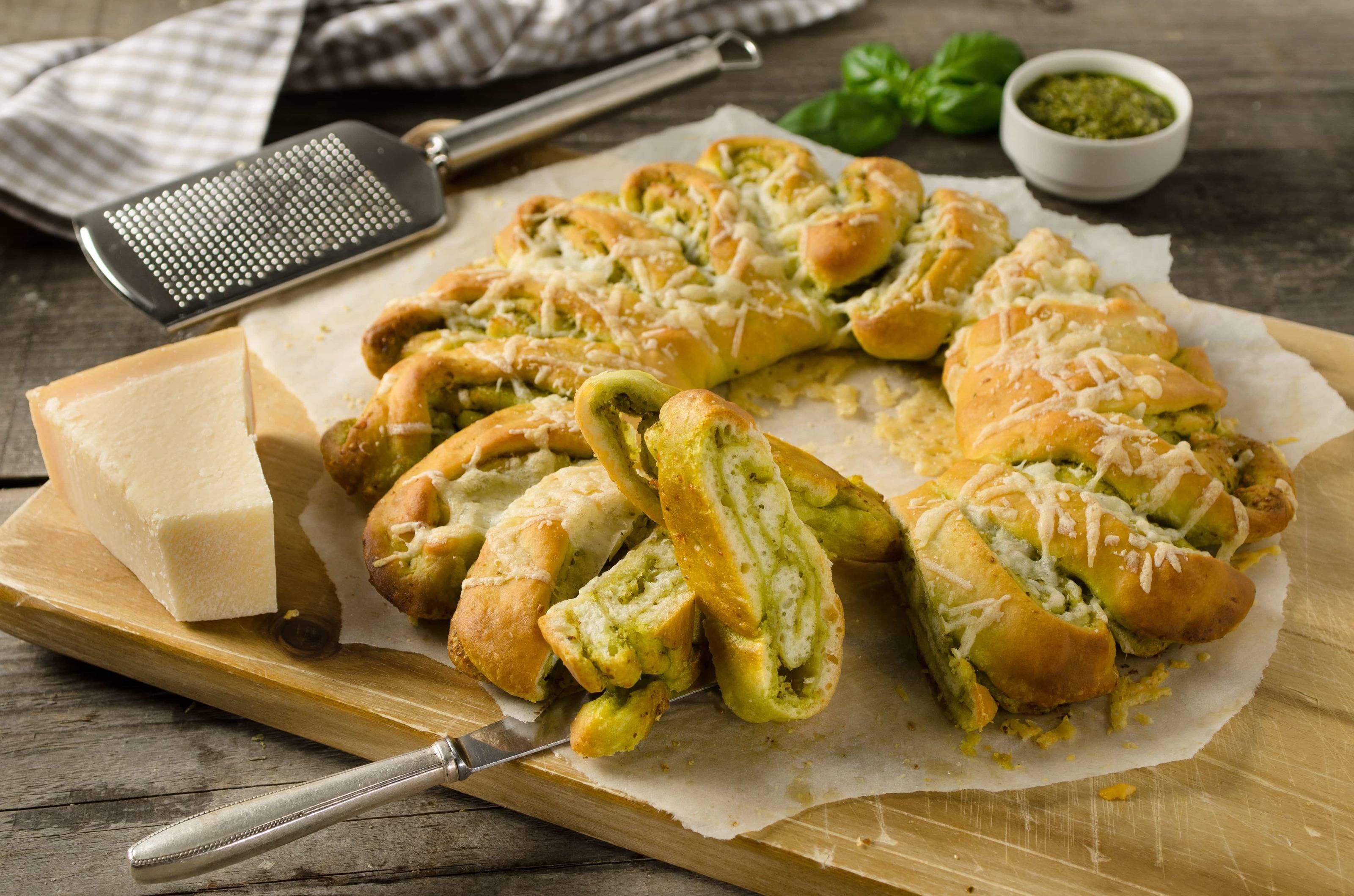 Pizzakranz mit Wildkräuterpesto Rezept - ichkoche.ch Pizzakranz mit Wildkräuterpesto Rezept - ichkoche.ch