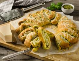 Pizzakranz mit Wildkräuterpesto Pizzakranz mit Wildkräuterpesto