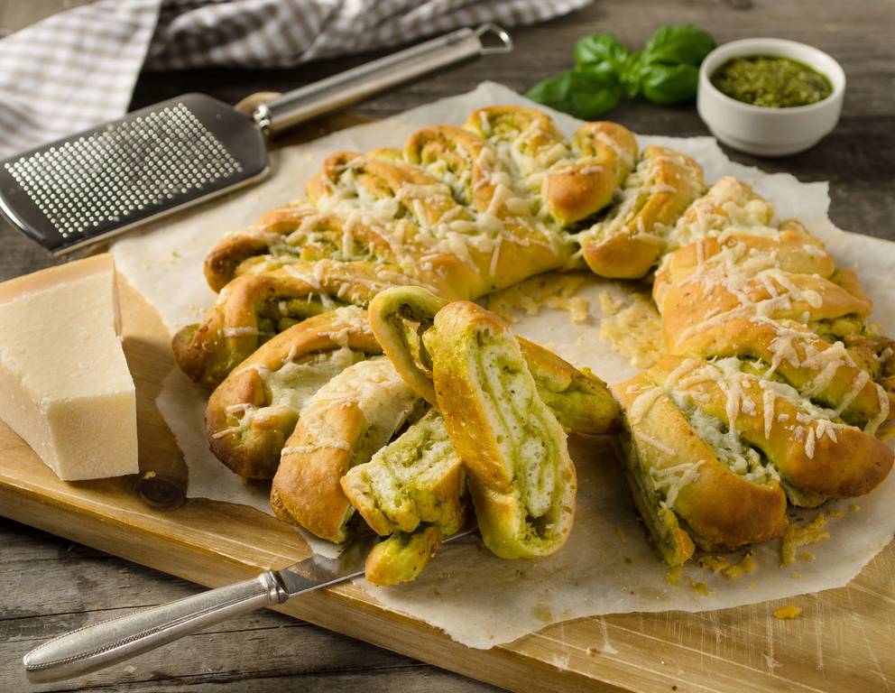 Pizzakranz mit Wildkräuterpesto Pizzakranz mit Wildkräuterpesto