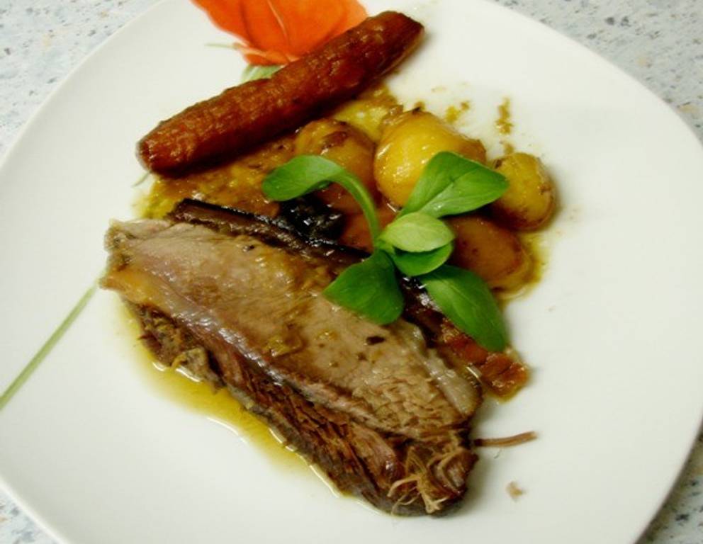 Schweinsbraten mit Kartoffeln Schweinsbraten mit Kartoffeln