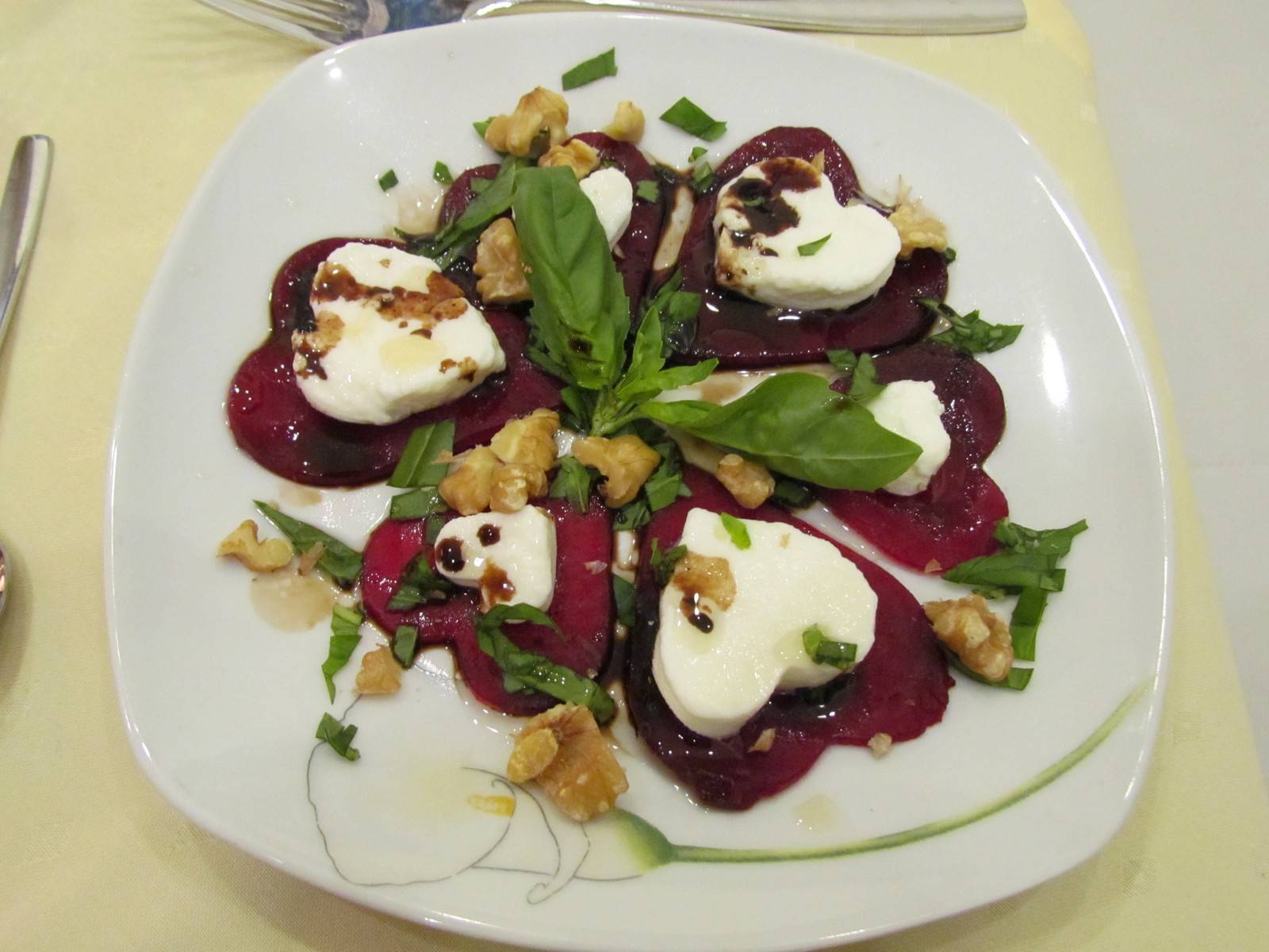 Mozzarella-Herzen auf Rote Rübe