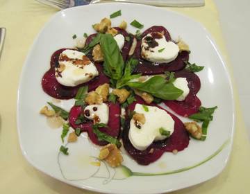 Mozzarella-Herzen auf Rote Rübe Mozzarella-Herzen auf Rote Rübe